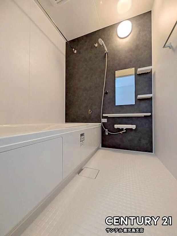 1日の疲れもゆっくり取ることのできる広々とした1坪タイプのシステムバス♪浴室乾燥、涼風、暖房、換気システムが付いておりますので、快適なバスタイムを過ごせます♪