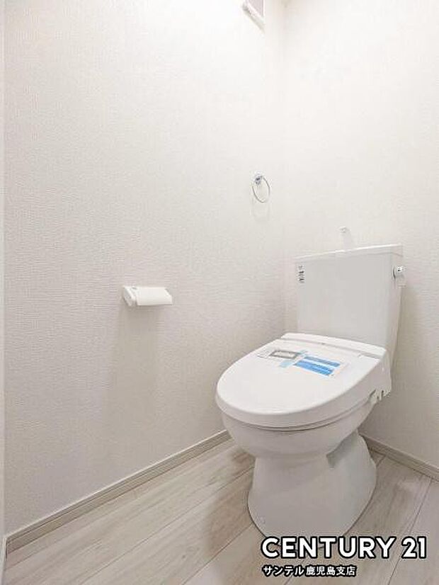 1階のウォシュレットが付いた落ち着いた空間のお手洗いになります♪