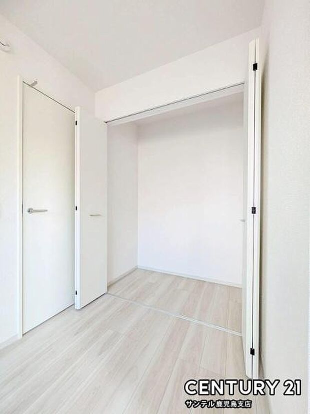 6.6帖洋室のクローゼットです♪丈の長いコートやお子様の制服、スーツなど収納でき、お洋服選びが楽しくなりますね♪