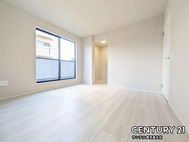 9.2帖の洋室です♪バルコニーとつながる洋室となっており、しっかり日が差し込みますので気持ちの良い目覚めができる素敵なお部屋です♪