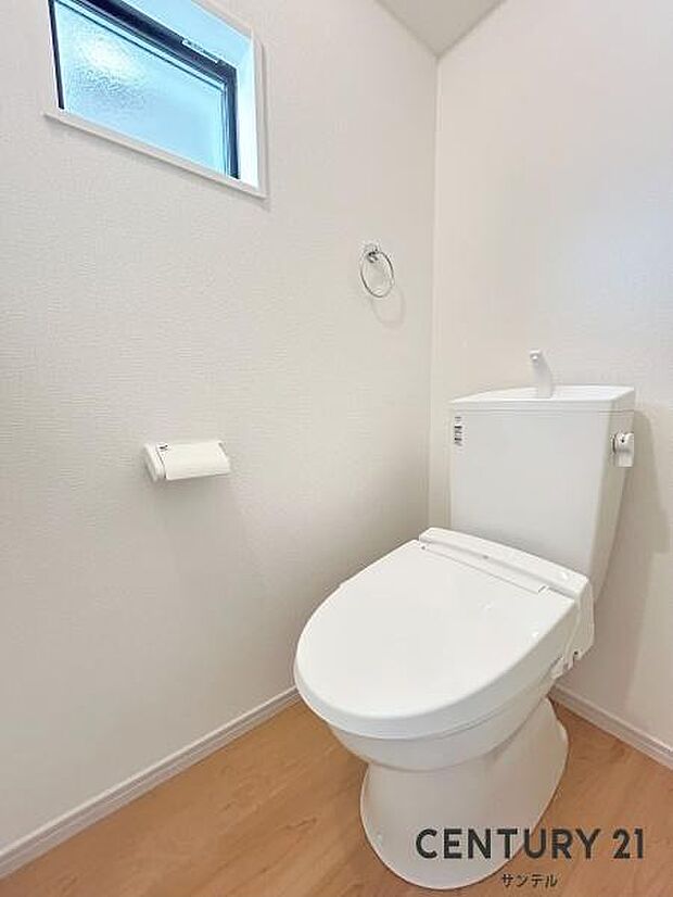 (同仕様モデル)トイレ!ウォシュレットが付いた広々として落ち着いた空間のお手洗いになります♪