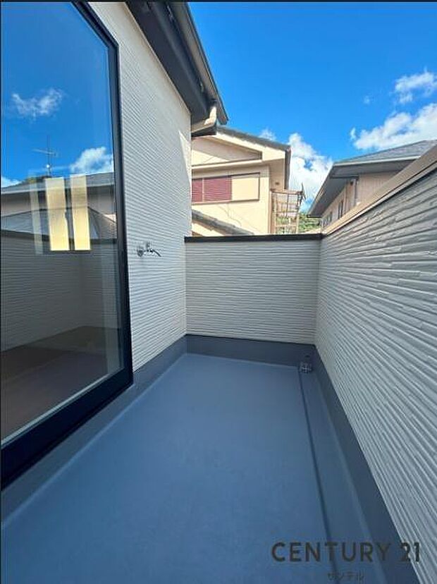 (同仕様モデル)ぽかぽかした天気の良い日はバルコニーで洗濯物を外で干すことが出来ます♪