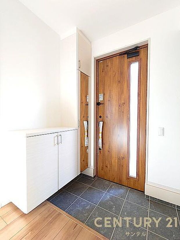 (同仕様モデル写真)玄関!ご新居への出入り口になる明るい玄関には、たくさんの靴を収納できるシューズボックスが付いております♪いつも清潔感のあるすっきりとした玄関スペースを確保できますよ♪