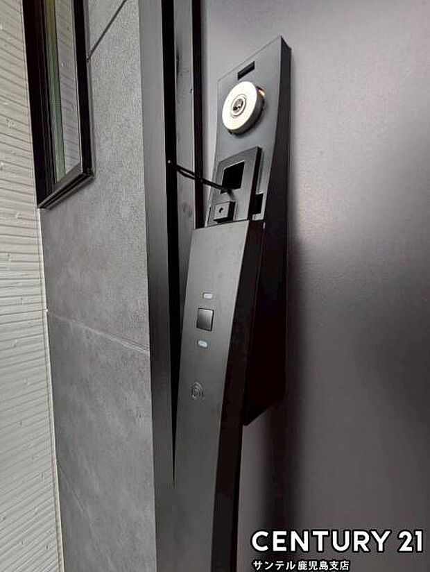 (同仕様モデル写真)玄関ドアは、便利なスマートキー対応タイプ♪鍵がポケットやバッグの中に入れっぱなしでも解錠・施錠が可能です♪