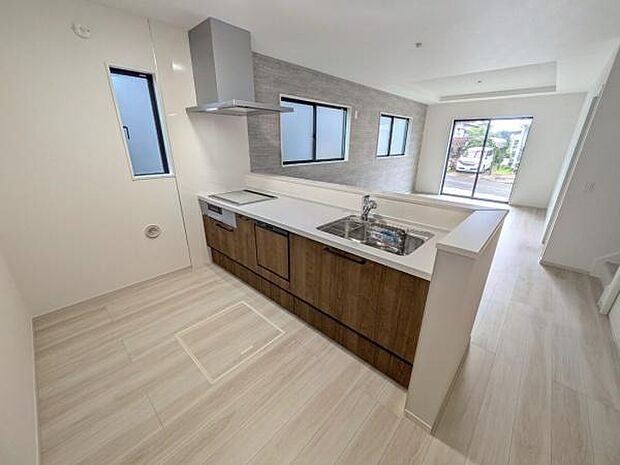 (同仕様モデル写真)シンプルで使いやすい設計のキッチン♪そしてカウンターキッチンなので、リビングいるご家族と会話を楽しみながらお料理ができます♪標準で食洗器が付いています♪