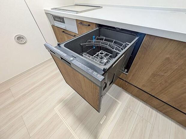 (同仕様モデル写真)手荒れを防いで、家事の時間も削減できる食洗機付き♪高水温で洗浄をするので、衛生面的にも安心で♪片付けの時短にもなるので大活躍間違いなしです♪