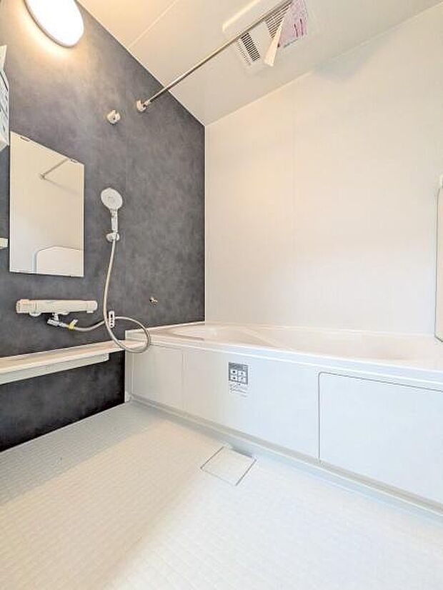 (同仕様モデル写真)1日の疲れもゆっくり取ることのできる広々とした1坪タイプのシステムバス♪浴室乾燥、涼風、暖房、換気システムが付いておりますので、快適なバスタイムを過ごせます♪