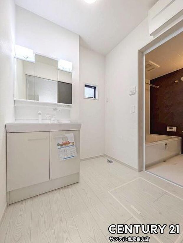 (同仕様モデル)洗面脱衣所!窓の付いた清潔感のあるシンプルな洗面脱衣所♪洗面台は、三面鏡の裏も収納スペースが付いています♪