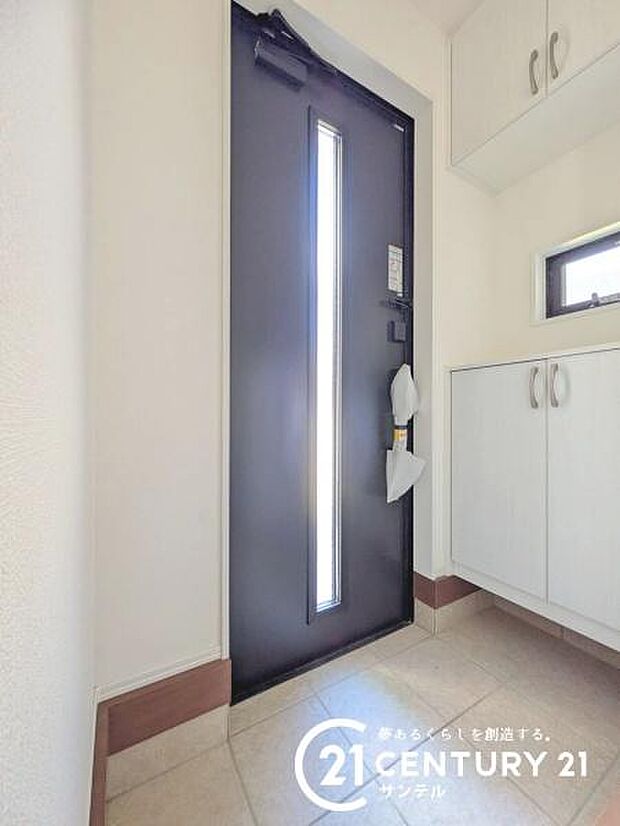 玄関!ご新居への出入り口になる明るい玄関には、たくさんの靴を収納できるシューズボックスが付いております♪いつも清潔感のあるすっきりとした玄関スペースを確保できますよ♪