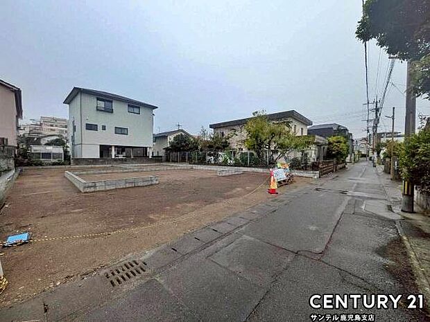 前面道路から撮影した現地写真です♪