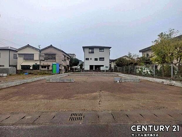 前面道路から撮影した現地写真です♪