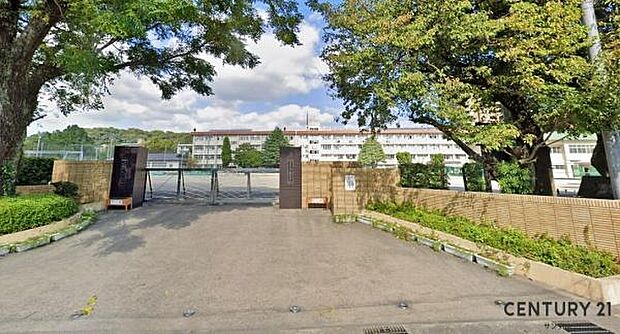 鹿児島市立伊敷中学校まで1500m