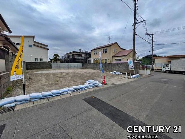 前面道路から撮影した現地写真です♪