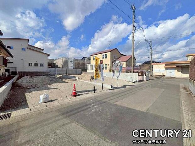 前面道路から撮影した現地写真です♪