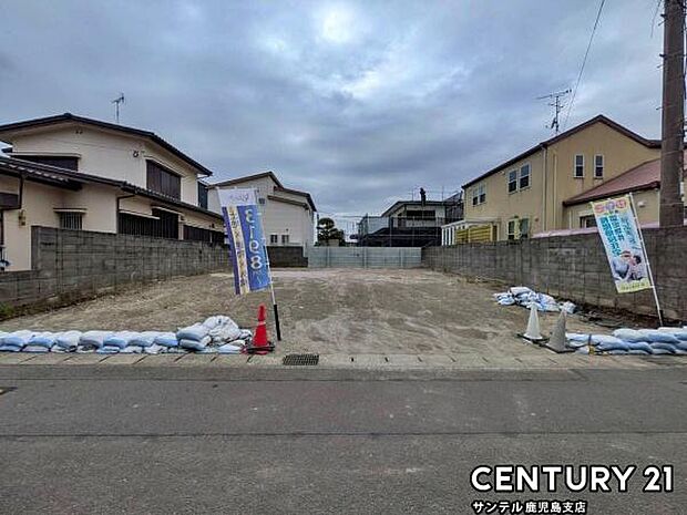 前面道路から撮影した現地写真です♪