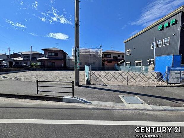 前面道路から撮影した現地写真です♪