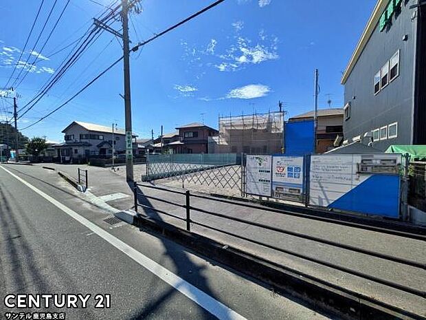 前面道路から撮影した現地写真です♪