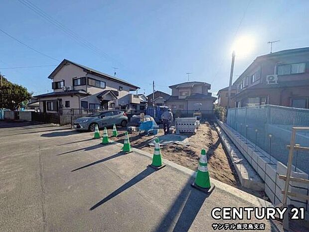 前面道路から撮影した現地写真です♪