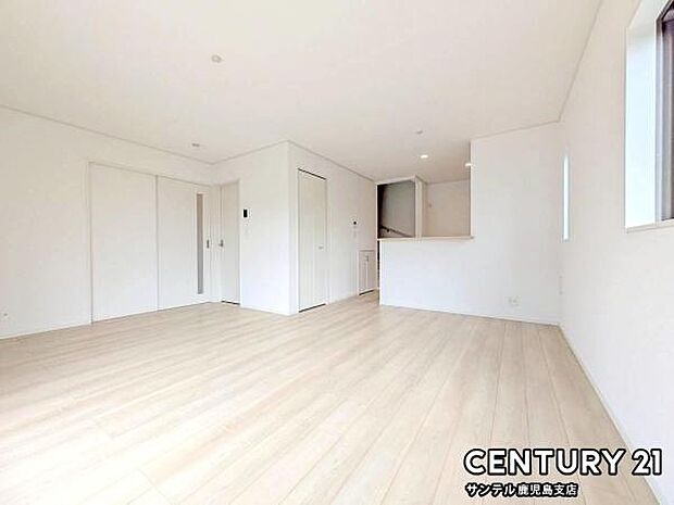 16.2帖のLDKです♪カウンターキッチンからリビングにいるご家族やお子様の様子が見えるので、コミュニケーションがとりながら、ご家族の大切な時間を共有できるリビングスペースです♪