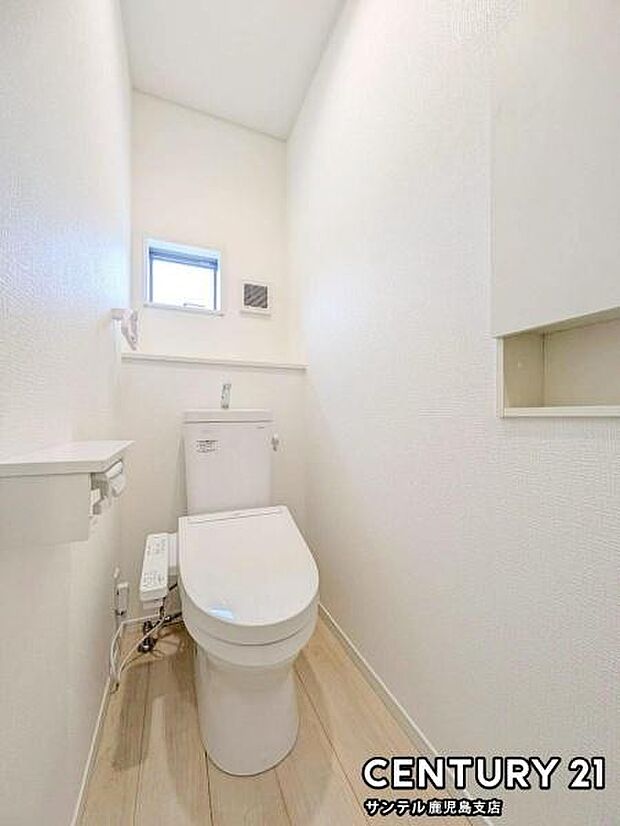 1階のウォシュレットが付いた落ち着いた空間のお手洗いになります♪