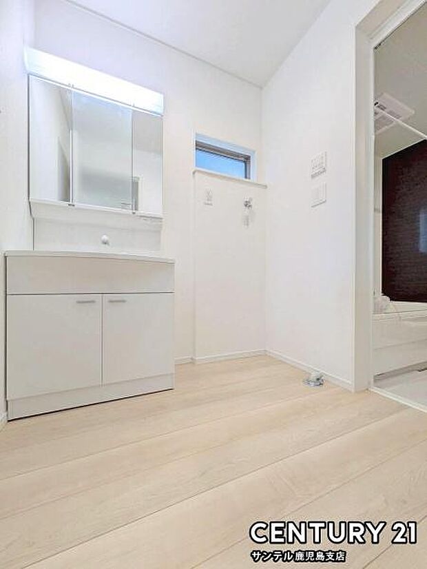 窓の付いた清潔感のあるシンプルな洗面脱衣所♪洗面台は、三面鏡の裏も収納スペースが付いており、シャワーヘッド付き！