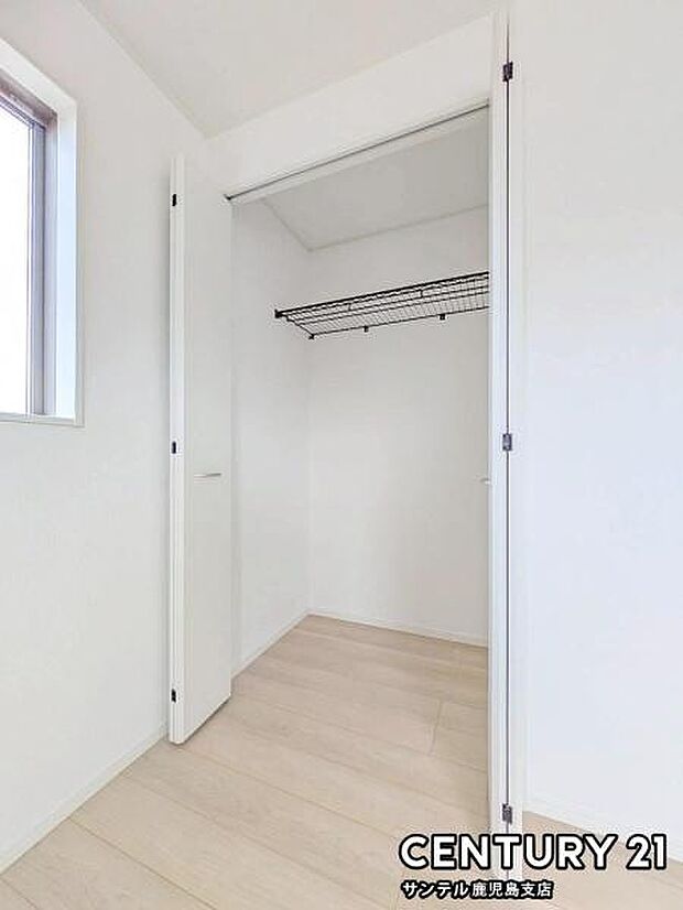 5.2帖洋室のクローゼットです♪丈の長いコートやお子様の制服、スーツなど収納でき、お洋服選びが楽しくなりますね♪