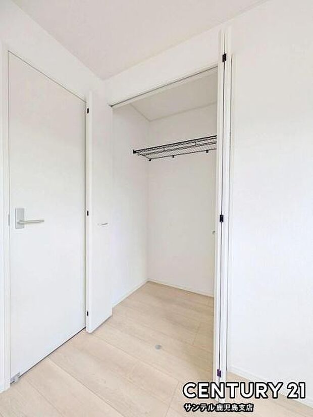 5.2帖洋室のクローゼットです♪丈の長いコートやお子様の制服、スーツなど収納でき、お洋服選びが楽しくなりますね♪