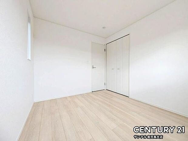 5.2帖の洋室です♪しっかり日が差し込みますので気持ちの良い目覚めができる素敵な洋室になります♪子供部屋にも十分使える仕様の洋室になっております♪