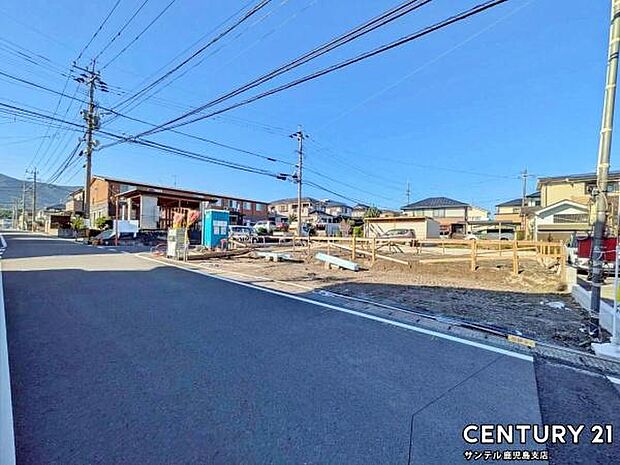 前面道路から撮影した現地写真です♪