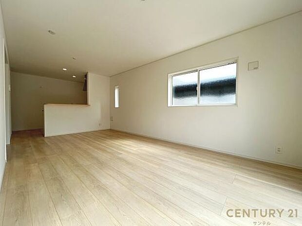 (同仕様モデル)カウンターキッチンからリビングにいるご家族やお子様の様子が見えるので、コミュニケーションがとりながら、ご家族の大切な時間を共有できるリビングスペースです♪