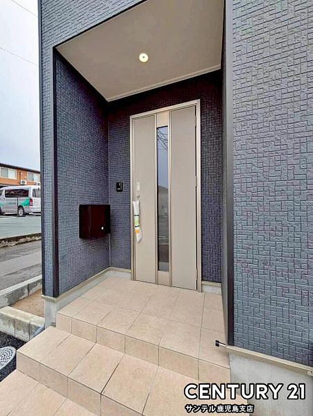 セキュリティ面でも安心なダブルロックドアの玄関です♪屋根があるので、ちょっとした雨の日でも焦ることなく鍵や傘の開け閉めができます♪
