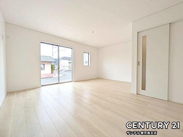 16.6帖のリビングです♪明るく、落ち着きのあるリビング♪ダイニングスペースも含めてゆとりのあるスペースで、ご家族でお食事や団らんしたり、ゆったりとしたご家族の時間を過ごせます♪