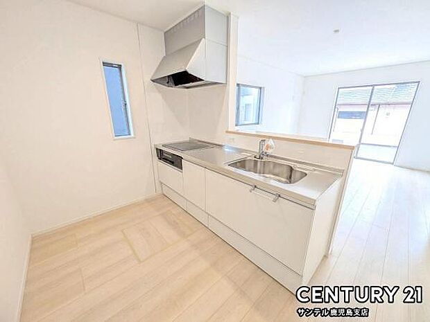 シンプルで使いやすい設計のキッチン♪そしてカウンターキッチンなので、リビングいるご家族と会話を楽しみながらお料理ができます♪オプションで食洗器を付けることができます♪