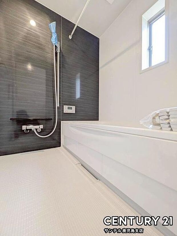 1日の疲れもゆっくり取ることのできる広々とした1坪タイプのシステムバス♪浴室乾燥、涼風、暖房、換気システムが付いておりますので、快適なバスタイムを過ごせます♪