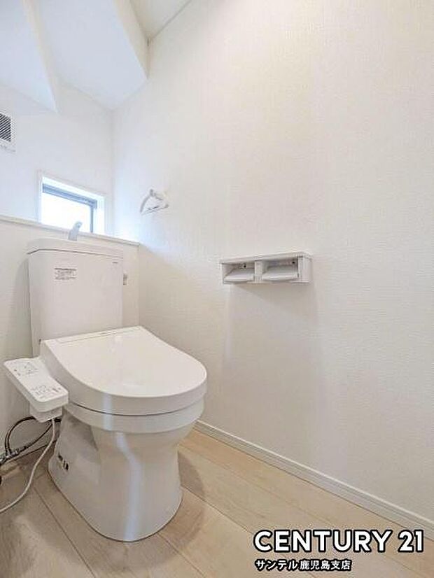 1階のウォシュレットが付いた落ち着いた空間のお手洗いになります♪