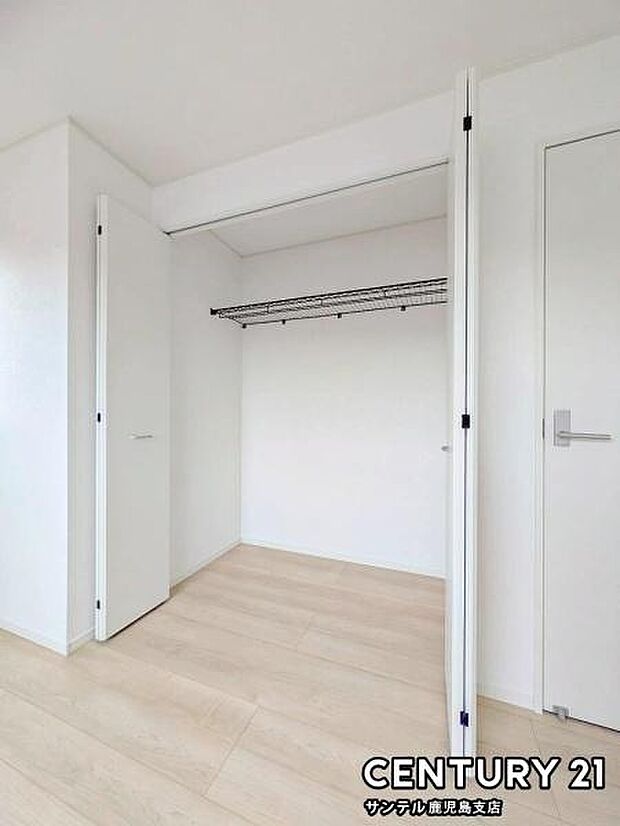 6.7帖洋室のクローゼットです♪丈の長いコートやお子様の制服、スーツなど収納でき、お洋服選びが楽しくなりますね♪