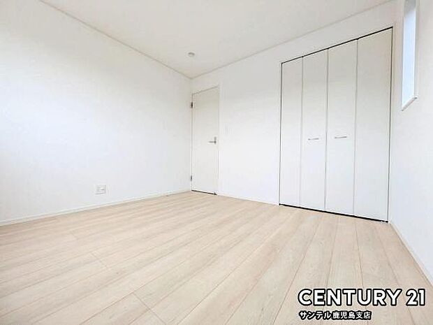 6.1帖の洋室です♪しっかり日が差し込みますので気持ちの良い目覚めができる素敵な洋室になります♪子供部屋にも十分使える仕様の洋室になっております♪