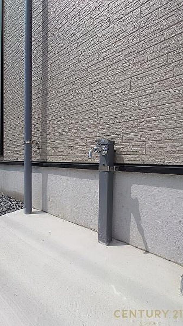 (同仕様モデル)洗車やお掃除に利用できる屋外立水栓です♪特にお車は、降灰した後にすぐに洗い流せます!