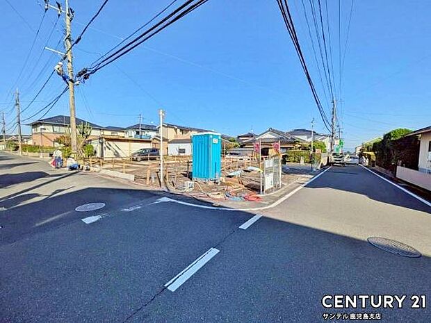 前面道路から撮影した現地写真です♪