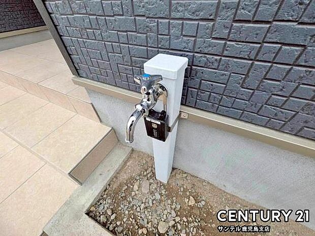 洗車やお掃除に利用できる屋外立水栓です♪特にお車は、降灰した後にすぐに洗い流せます！