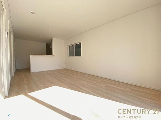 (同仕様モデル)カウンターキッチンからリビングにいるご家族やお子様の様子が見えるので、コミュニケーションがとりながら、ご家族の大切な時間を共有できるリビングスペースです♪