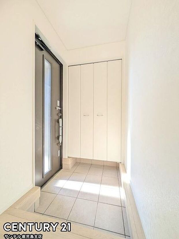 ご新居への出入り口になる明るい玄関には、たくさんの靴を収納できるシューズボックスが付いております♪いつも清潔感のあるすっきりとした玄関スペースを確保できますよ♪