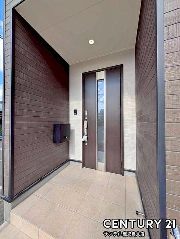 セキュリティ面でも安心なダブルロックドア玄関です♪屋根があるので、ちょっとした雨の日でも焦ることなく鍵や傘の開け閉めができます♪