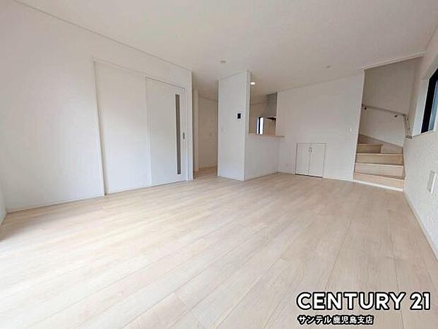 15.5帖のリビング♪カウンターキッチンからリビングにいるご家族やお子様の様子が見えるので、コミュニケーションがとりながら、ご家族の大切な時間を共有できるリビングスペースです♪