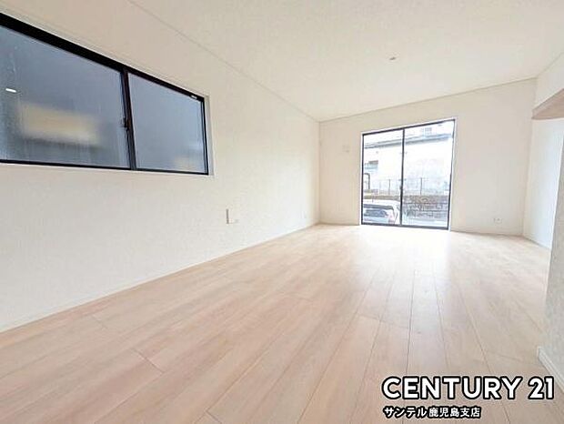 15.5帖のリビングです♪明るく、落ち着きのあるリビング♪ダイニングスペースも含めてゆとりのあるスペースで、ご家族でお食事や団らんしたり、ゆったりとしたご家族の時間を過ごせます♪