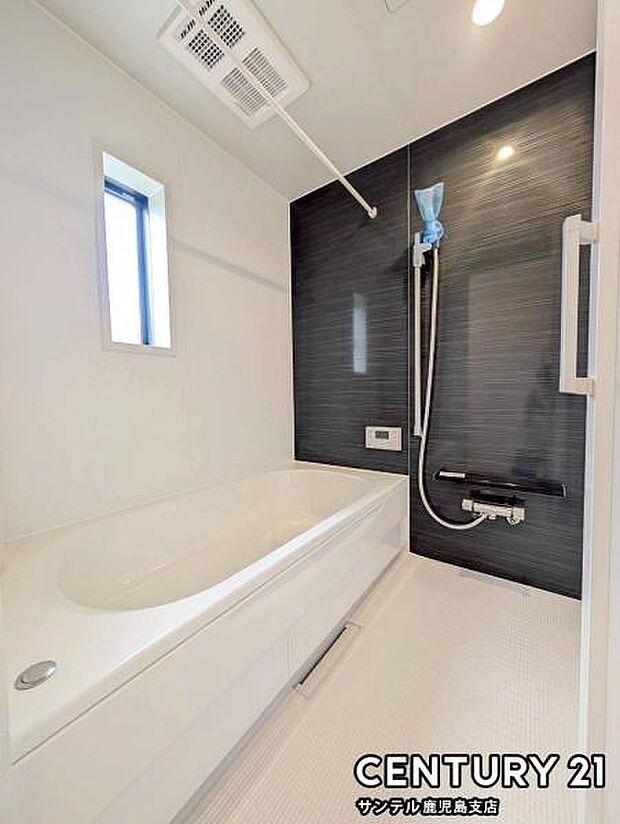 1日の疲れもゆっくり取ることのできる広々とした1坪タイプのシステムバス♪浴室乾燥、涼風、暖房、換気システムが付いておりますので、快適なバスタイムを過ごせます♪