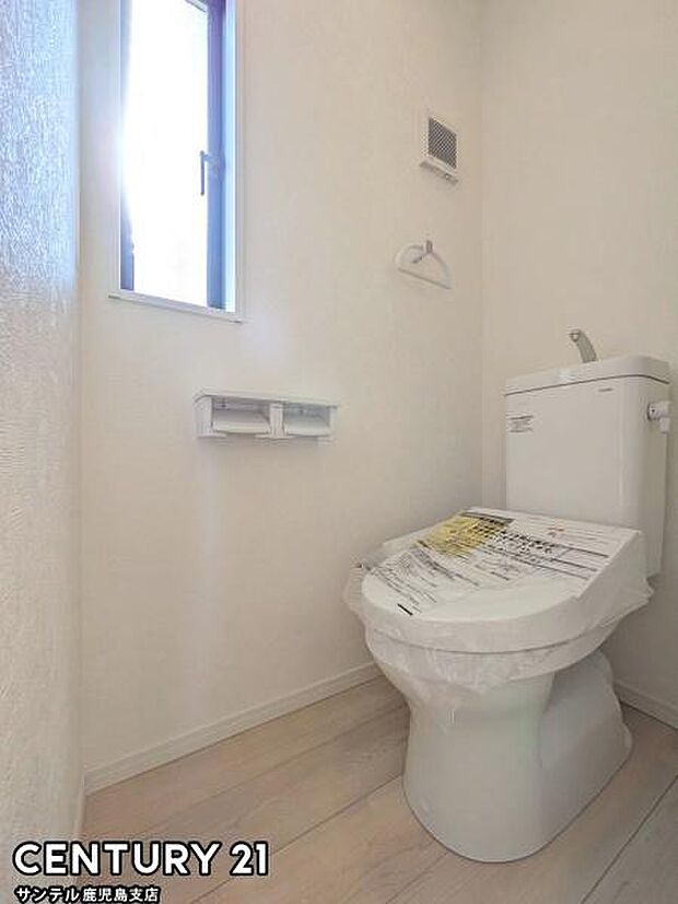 ウォシュレットが付いた広々として落ち着いた空間のお手洗いになります♪