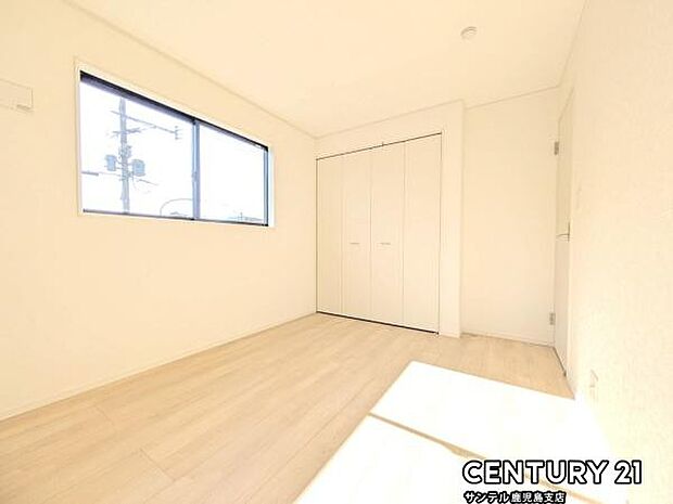 5.7帖の洋室です♪しっかり日が差し込みますので気持ちの良い目覚めができる素敵な洋室になります♪子供部屋にも十分使える仕様の洋室になっております♪