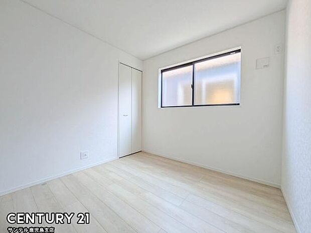 4.5帖の洋室です♪しっかり日が差し込みますので気持ちの良い目覚めができる素敵な洋室になります♪子供部屋にも十分使える仕様の洋室になっております♪