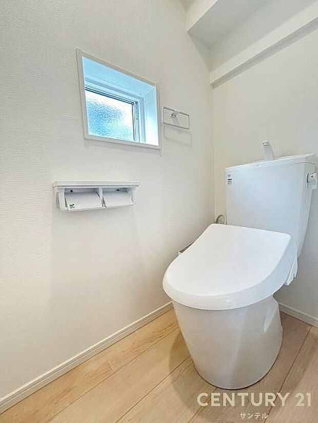 （同仕様モデル）ウォシュレットが付いた広々として落ち着いた空間のお手洗いになります♪